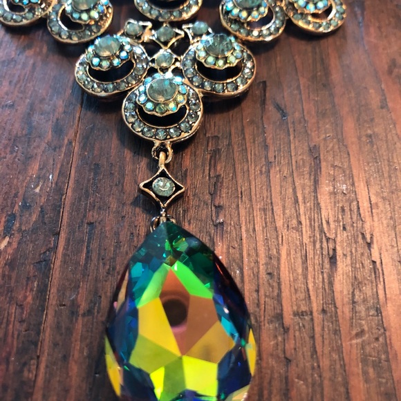 Statement necklace & earrings in peridot crystal - Picture 3 of 7